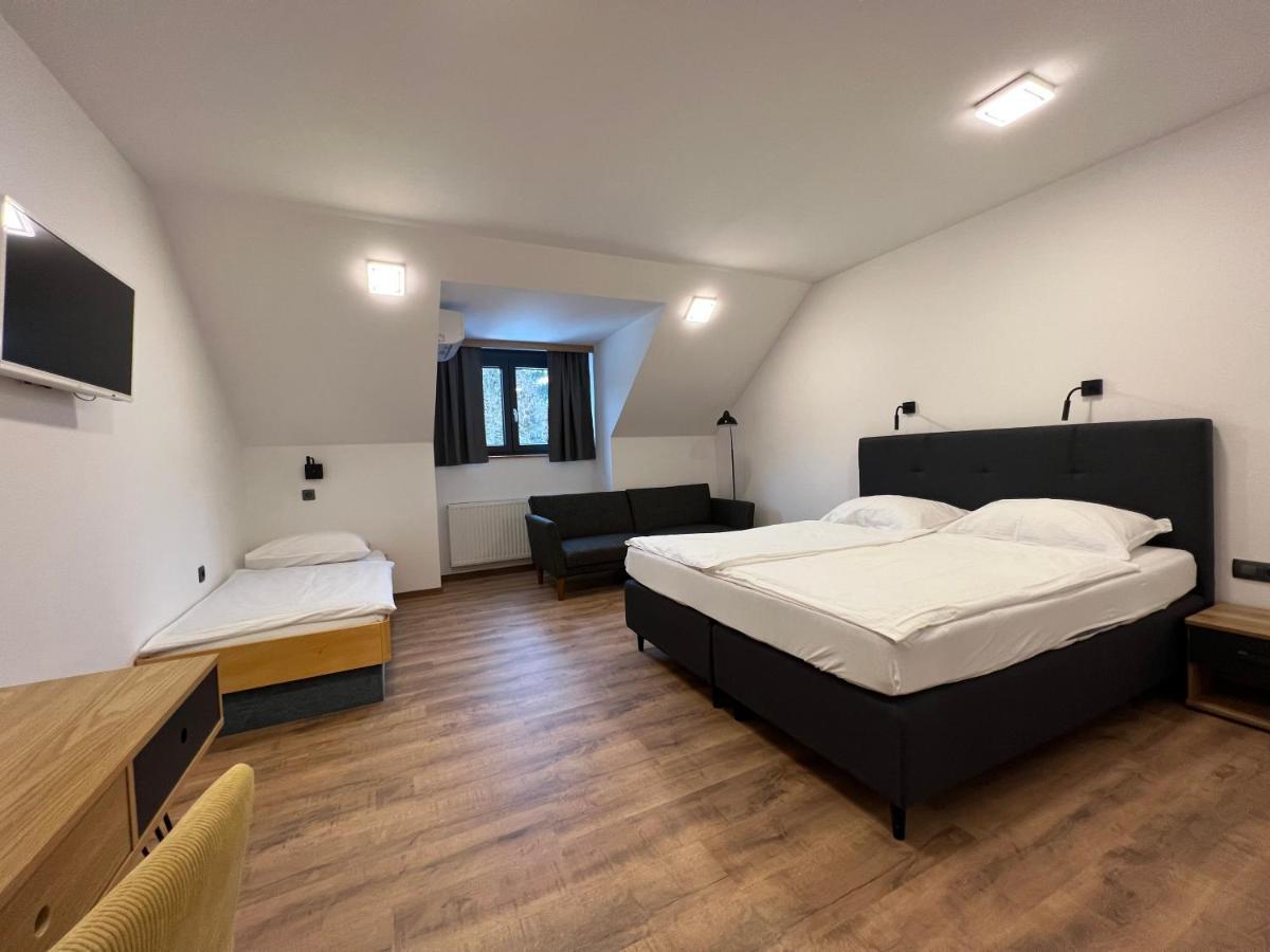 Kozjanski Dvor Podčetrtek Buitenkant foto
